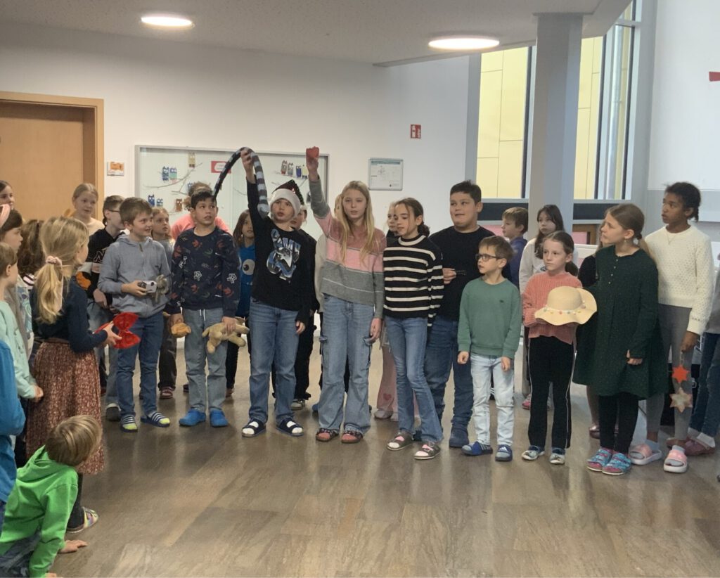 Schülerinnen und Schüler mit Beitrag vom Adventssingen